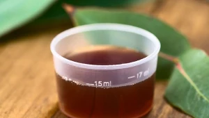 Naturalny syrop na kaszel na bazie liści laurowych i miodu