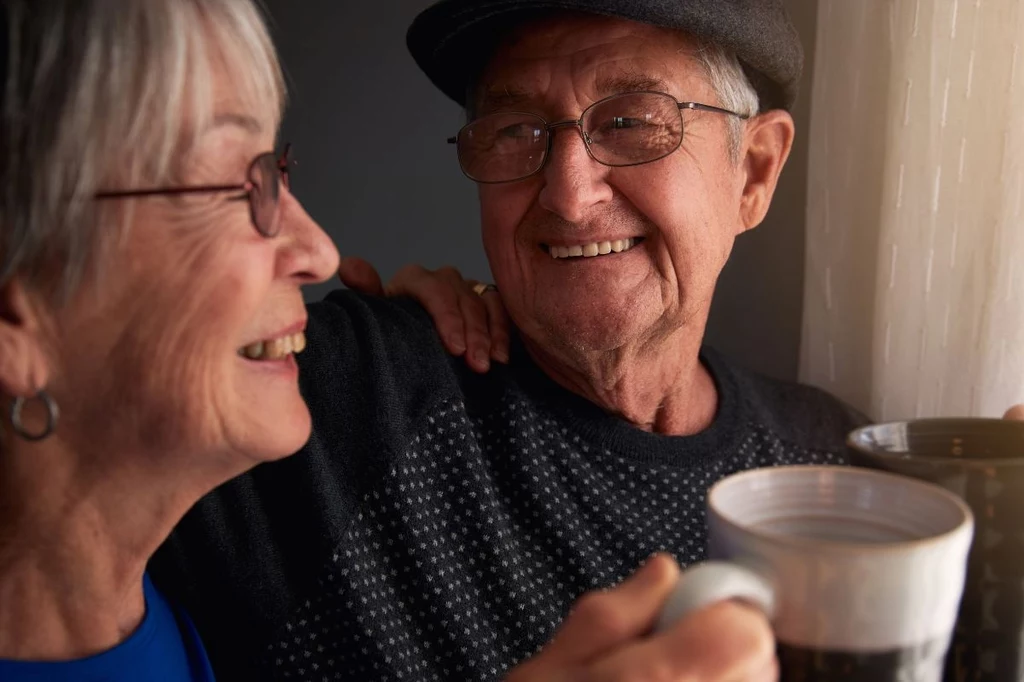 Badania opublikowane w Journal of Alzheimer’s Disease (2022) wskazują, że regularne i umiarkowane spożywanie kawy zmniejsza ryzyko wystąpienia chorób neurodegeneracyjnych