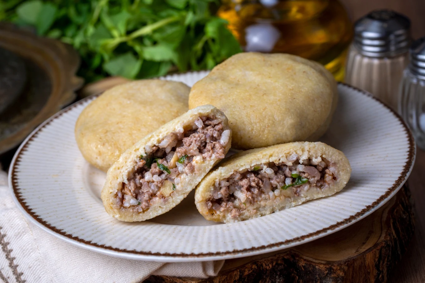 Pierożki nadziane farszem z mięsa mielonego i ryżu Pierożki nadziane farszem z mięsa mielonego i ryżu