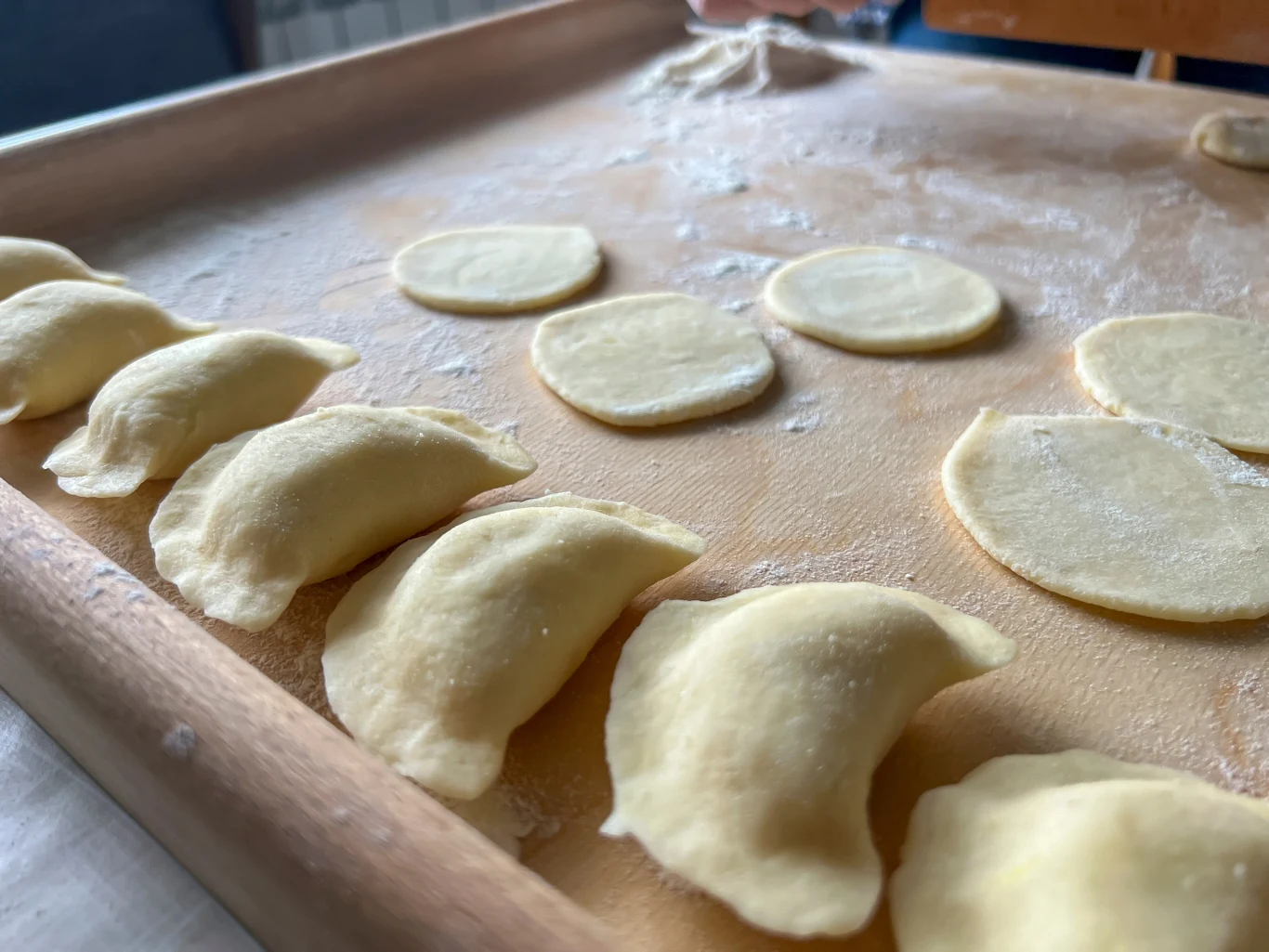 Ciasto na pierogi powinno być miękkie i elastyczne