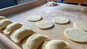 Zapomnij o zwykłym cieście na pierogi. Dołóż te składniki, a będzie miękkie, elastyczne i obłędnie smaczne 