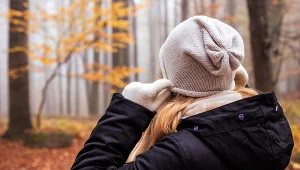 W okresie jesienno-zimowym elektryzujące się włosy to prawdziwe utrapienie
