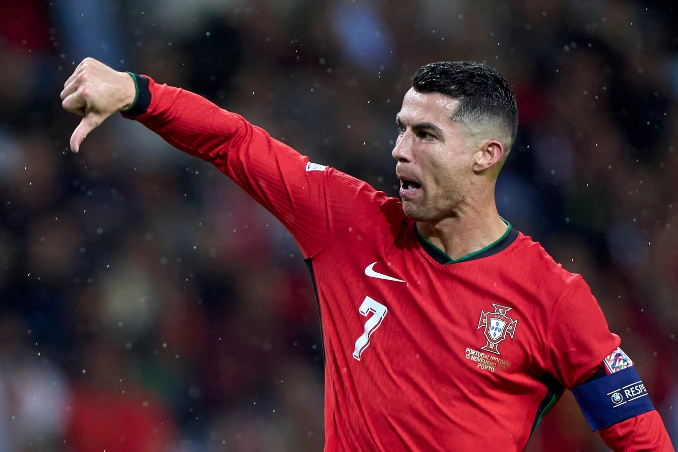 W trakcie meczu z Polską wyrazy niezadowolenia z pracy arbitra były w wykonaniu Cristiano Ronaldo "stałym fragmentem gry"