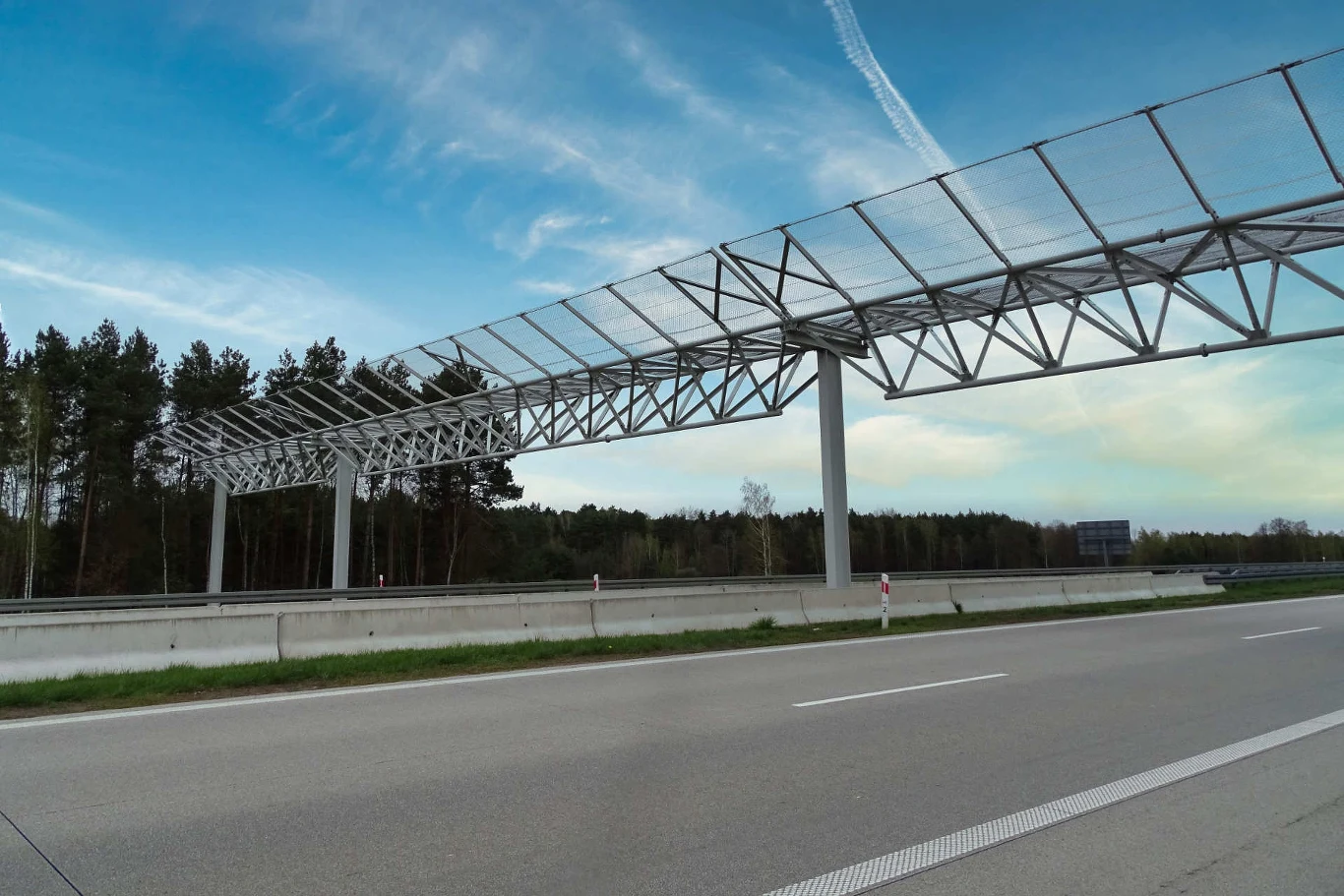 Stalowe konstrukcje nie służą do pomiaru prędkości, czy odległości między pojazdami Stalowe konstrukcje nie służą do pomiaru prędkości, czy odległości między pojazdami