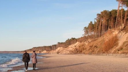 Ustka to nadmorskie uzdrowisko, które warto odwiedzić o każdej porze roku. Teraz jest tam jednak znacznie spokojniej, a ceny są niższe niż w sezonie.