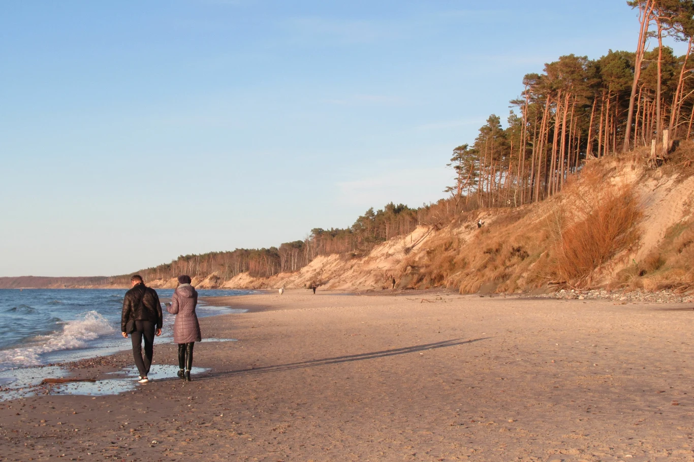 Ustka to nadmorskie uzdrowisko, które warto odwiedzić o każdej porze roku. Teraz jest tam jednak znacznie spokojniej, a ceny są niższe niż w sezonie.