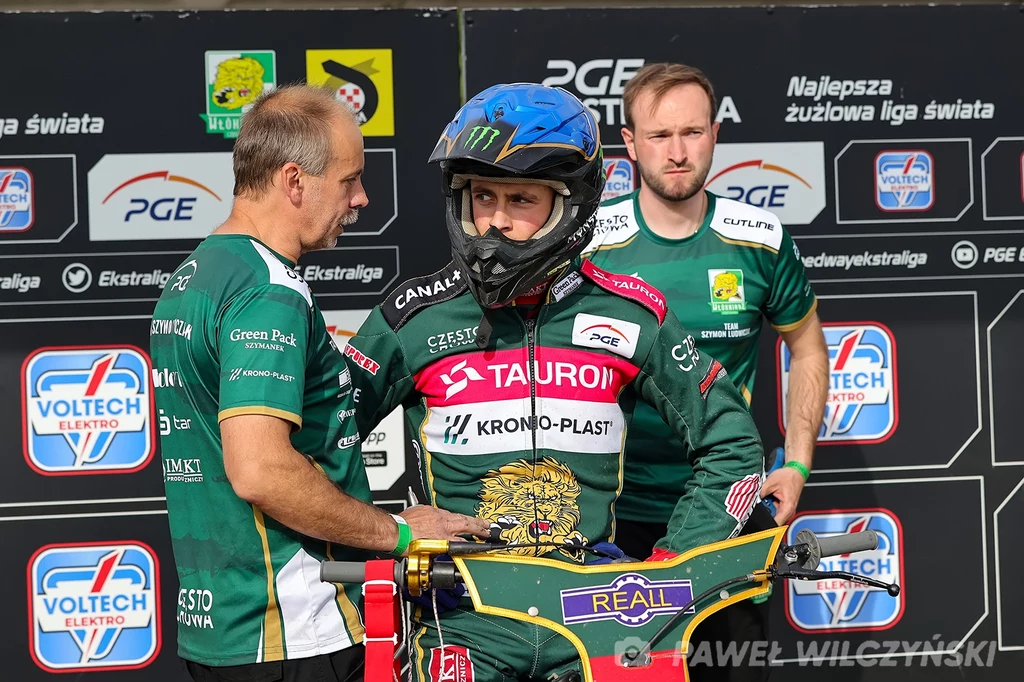 Szymon Ludwiczak z trenerem. Z tyłu Radosław Jeż, mechanik klubowy. Szymon Ludwiczak z trenerem. Z tyłu Radosław Jeż, mechanik klubowy.