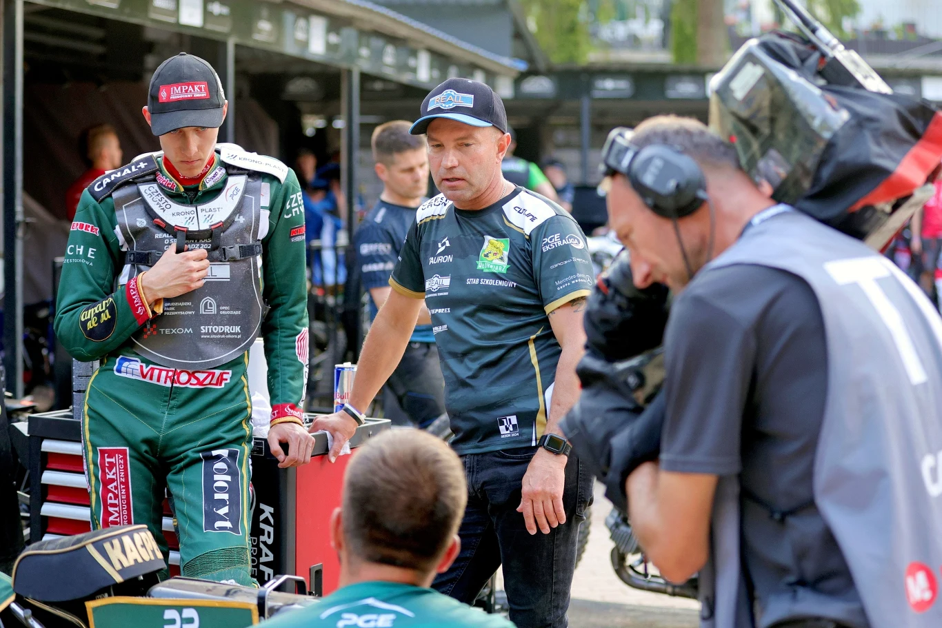 Kacper Halkiewicz z trenerem Sebastianem Ułamkiem.