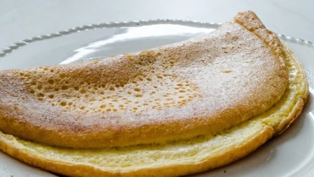 Naleśniki biszkoptowe można podawać zarówno w wersji słodkiej, jak i wytrawnej. 