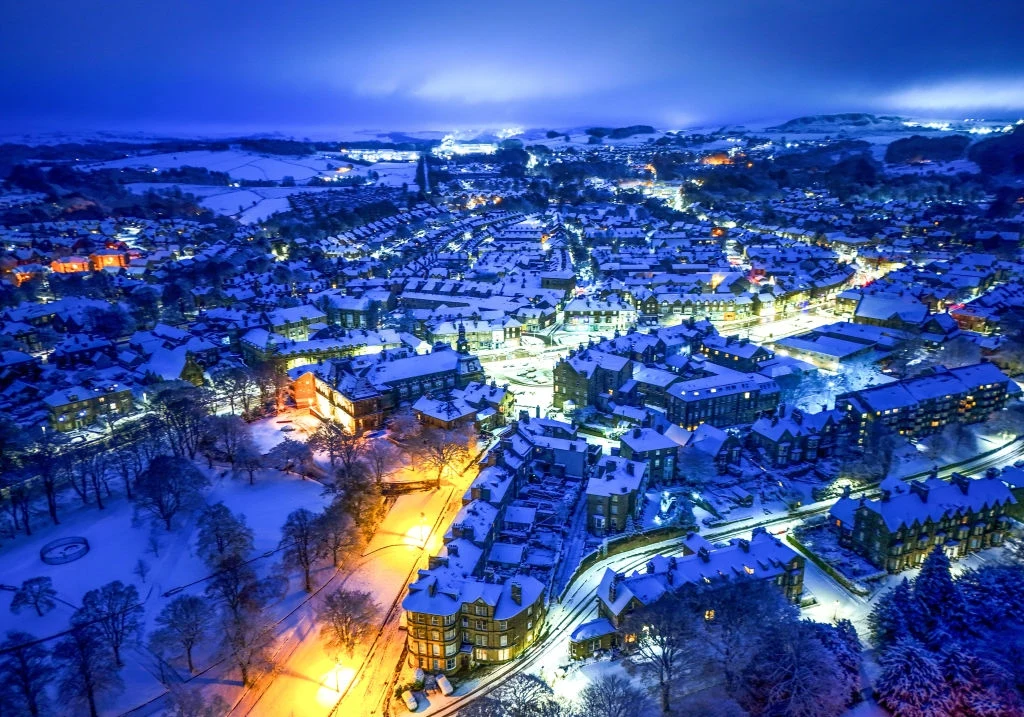 Wielka Brytania doświadcza pierwszego ataku zimy w tym sezonie. Na zdjęciu: ośnieżona miejscowość Buxton w Derbyshire Wielka Brytania doświadcza pierwszego ataku zimy w tym sezonie. Na zdjęciu: ośnieżona miejscowość Buxton w Derbyshire