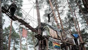 Protest pod fabryką Tesli. Obóz rozbity. Policja ściągała ludzi z drzew