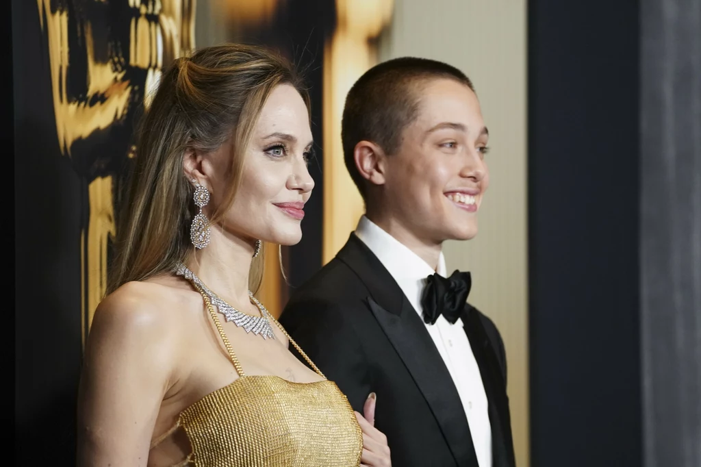 Angelina Jolie jak zawsze zachwyciła kreacją. Jej 16-letni syn również zadał szyku na gali