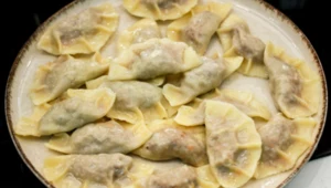 Pierogi prosto ze staropolskiej kuchni. Gęsiną nadziane i rydzowym sosem otulone