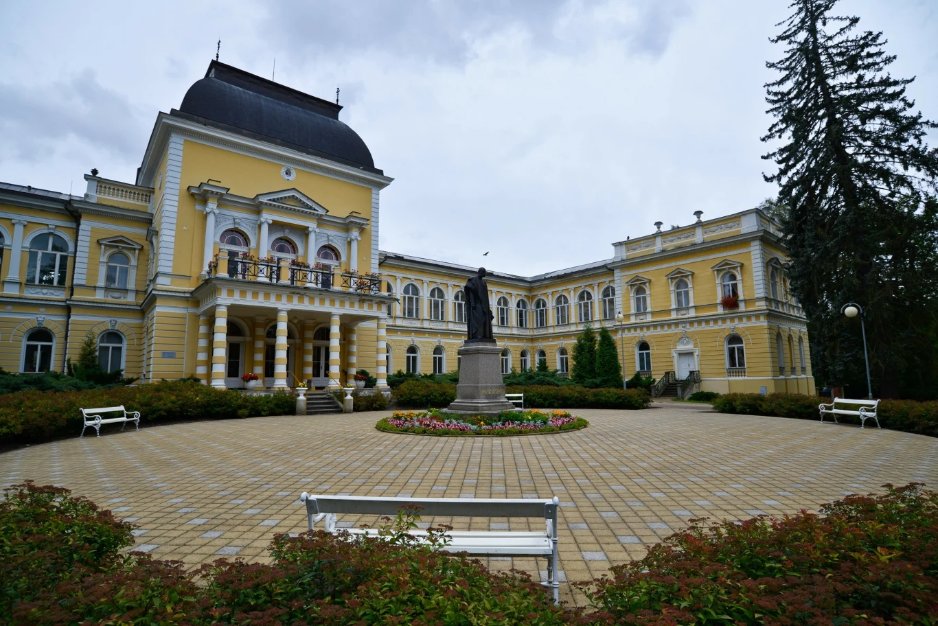 Franciszkowe Łaźnie oferują odpoczynek w wyjątkowych okolicznościach. Atmosfera kurortu sprzyja regeneracji fizycznych i psychicznych sił.