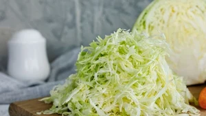 Domowy coleslaw w wersji odchudzonej. Chrupiący, kremowy i bez majonezu