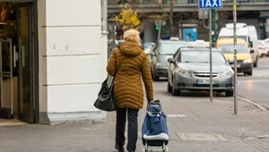 Obciążają kręgosłup i powodują ból pleców. Torby na kółkach nie tak bezpieczne, jak się wydaje 