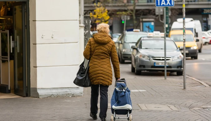 Obciążają kręgosłup i powodują ból pleców. Torby na kółkach nie tak bezpieczne, jak się wydaje 