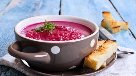 Kremowa zupa buraczkowa z kozieradką