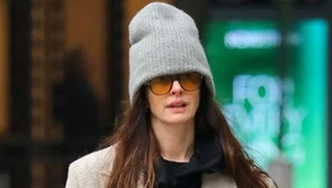 Anne Hathaway stawia na ciepło i wygodę. Stylizacja z Nowego Jorku zachwyca luzem