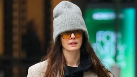 Anne Hathaway stawia na ciepło i wygodę. Stylizacja z Nowego Jorku zachwyca luzem