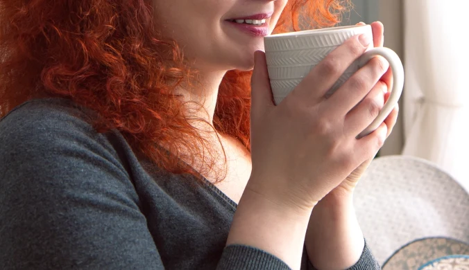 Kakao pobudza produkcję endorfin i serotoniny, dlatego gorąca czekolada często poprawia samopoczucie.