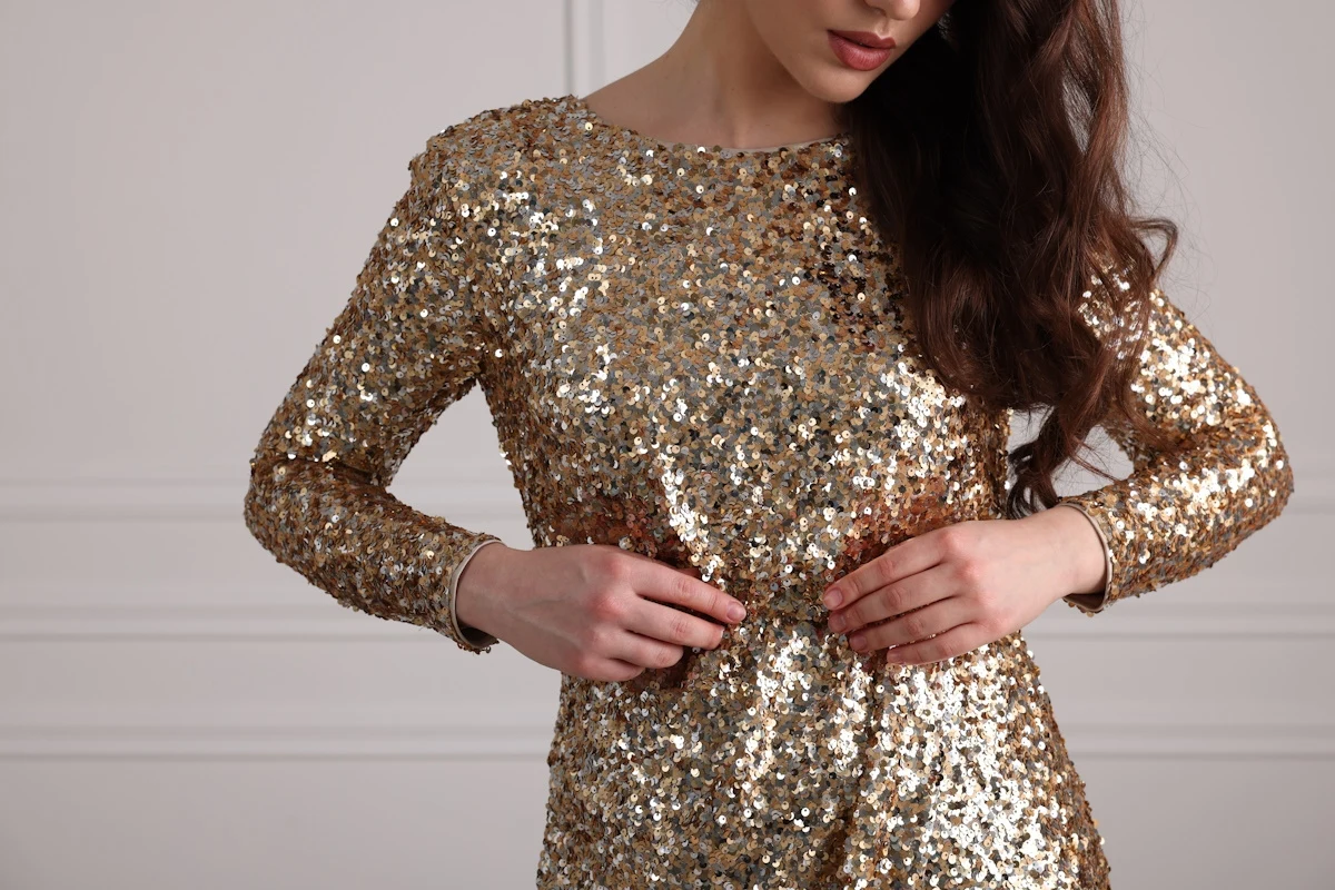 Szykując się do imprezy sylwestrowej, wyciągnijmy z szafy wszystkie cekinowe kreacje. 