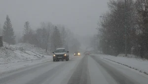 Śnieg i silny wiatr rządzą w pogodzie na północy i południu kraju. W wielu województwach obowiązują alerty IMGW pierwszego stopnia. Na drogach na południu może być niebezpiecznie. Zdjęcie ilustracyjne