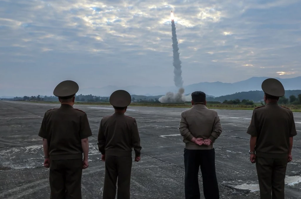 Kim Dzong Un podczas testu rakiety balistycznej. Wrzesień 2024 Kim Dzong Un podczas testu rakiety balistycznej. Wrzesień 2024