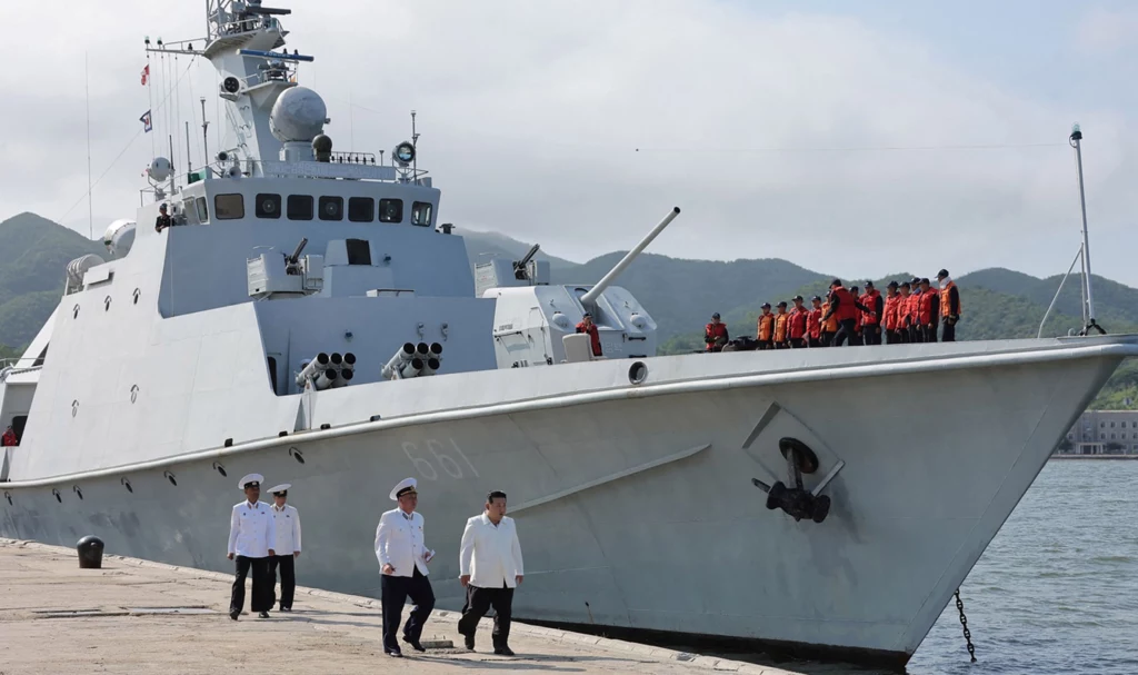 Korea Północna produkuje najgroźniejszą broń i jednocześnie potrzebuje technologii. Dlaczego? To jeden z przykładów. "Nowoczesna" korweta marynarki z 2023 roku. Eksperci zwracali uwagę na przestarzałe uzbrojenie Korea Północna produkuje najgroźniejszą broń i jednocześnie potrzebuje technologii. Dlaczego? To jeden z przykładów. "Nowoczesna" korweta marynarki z 2023 roku. Eksperci zwracali uwagę na przestarzałe uzbrojenie