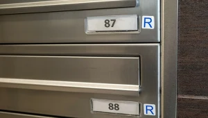 Litera "R" na skrzynce na listy to ważna wiadomość