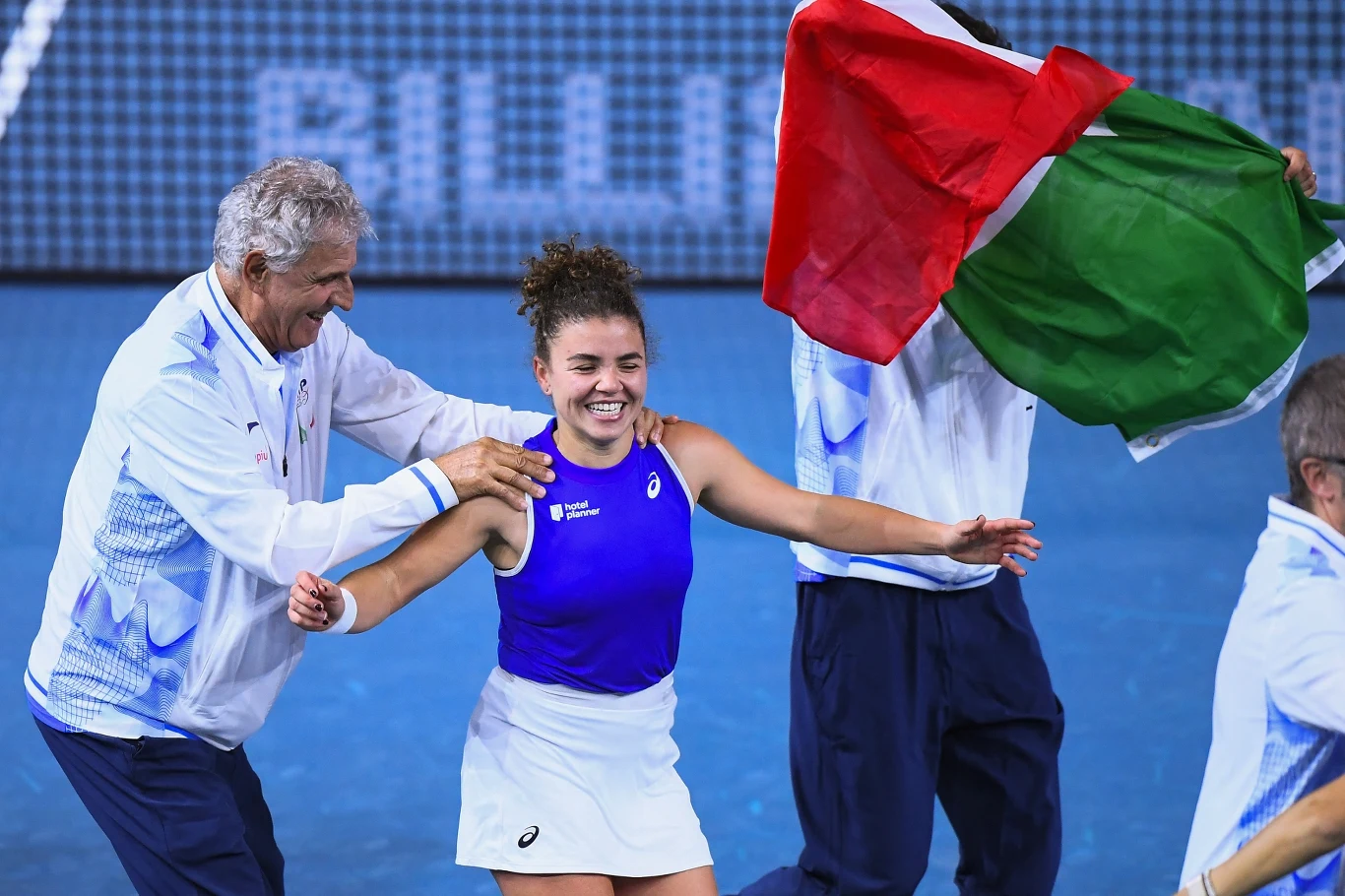 Jasmine Paolini cieszy się po triumfie w Pucharze Billie Jean King