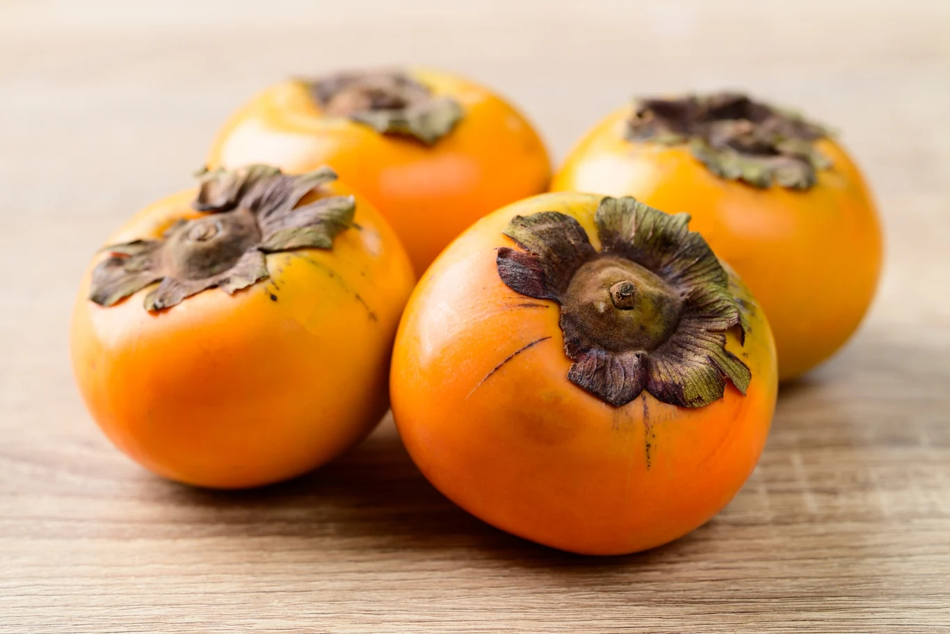 Sezon na kaki zaczyna się jesienią. Warto nie tylko jeść ten owoc, ale też przygotować z jego skórek odżywkę dla skrzydłokwiatu. 