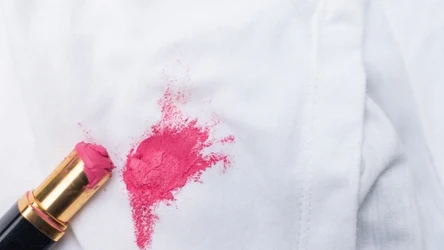 Plamy ze szminki na ubraniu można usunąć domowym sposobem.