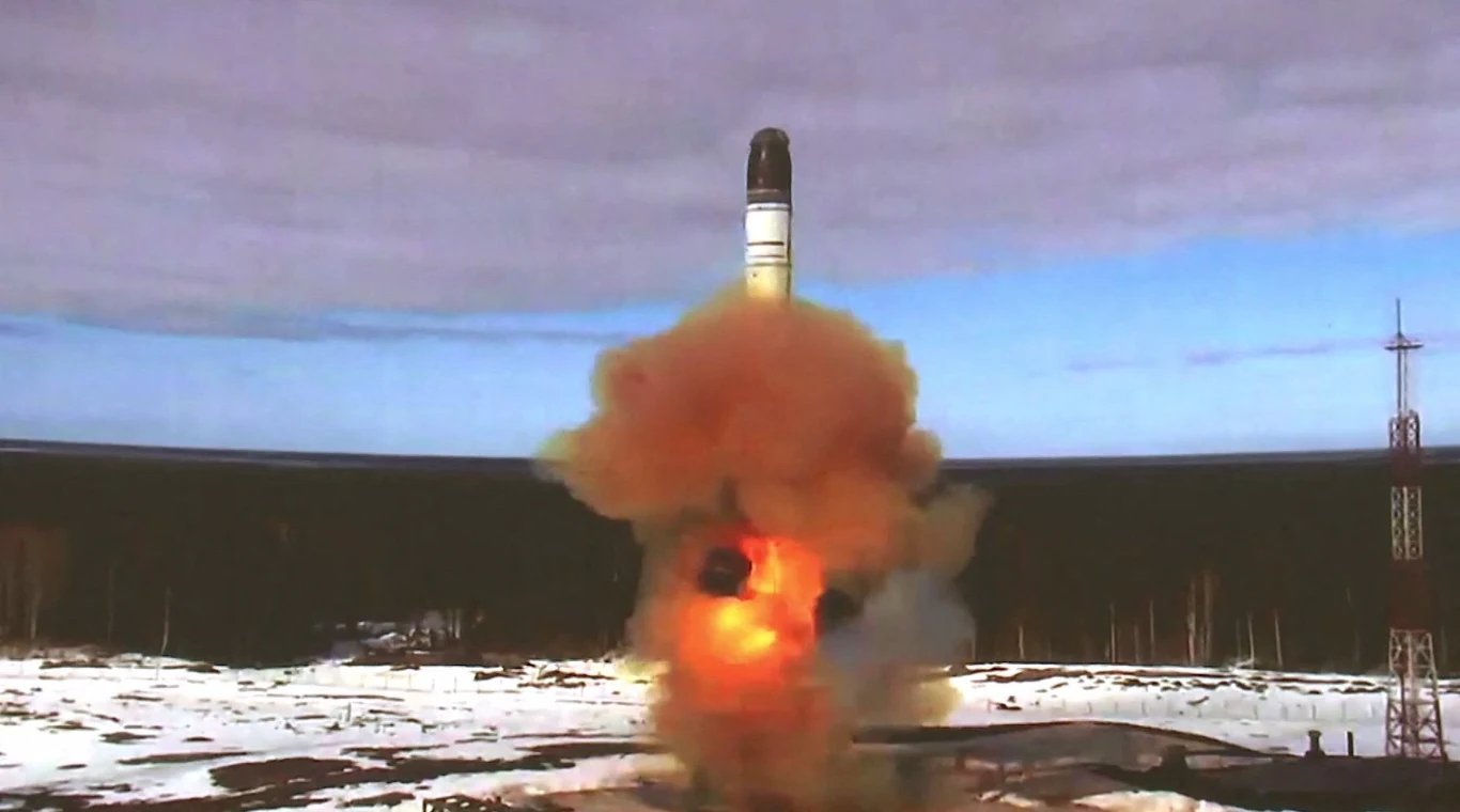 Według ukraińskich sił powietrznych, Rosja po raz pierwszy zaatakowała z użyciem ICBM. To najgroźniejszy rodzaj pocisków balistycznych, mogący przenosić ładunek nuklearny Według ukraińskich sił powietrznych, Rosja po raz pierwszy zaatakowała z użyciem ICBM. To najgroźniejszy rodzaj pocisków balistycznych, mogący przenosić ładunek nuklearny