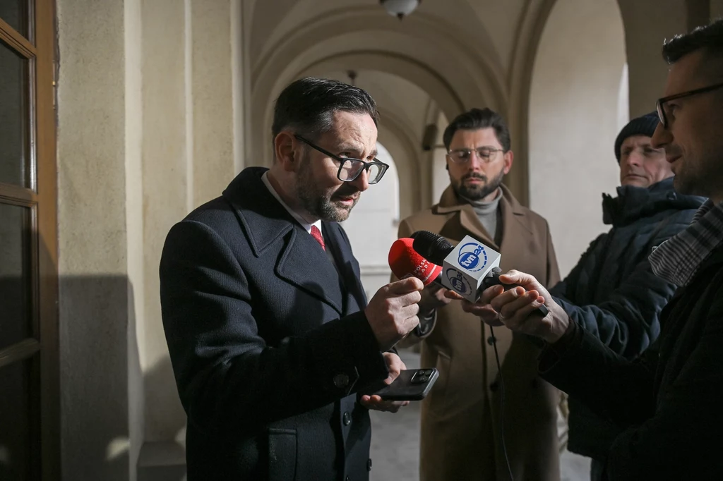 Europoseł PiS, były prezes Orlenu Daniel Obajtek przed siedzibą Najwyższej Izby Kontroli w Warszawie