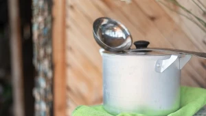 Zimą trzymasz garnki z jedzeniem na balkonie? Skutki mogą być opłakane