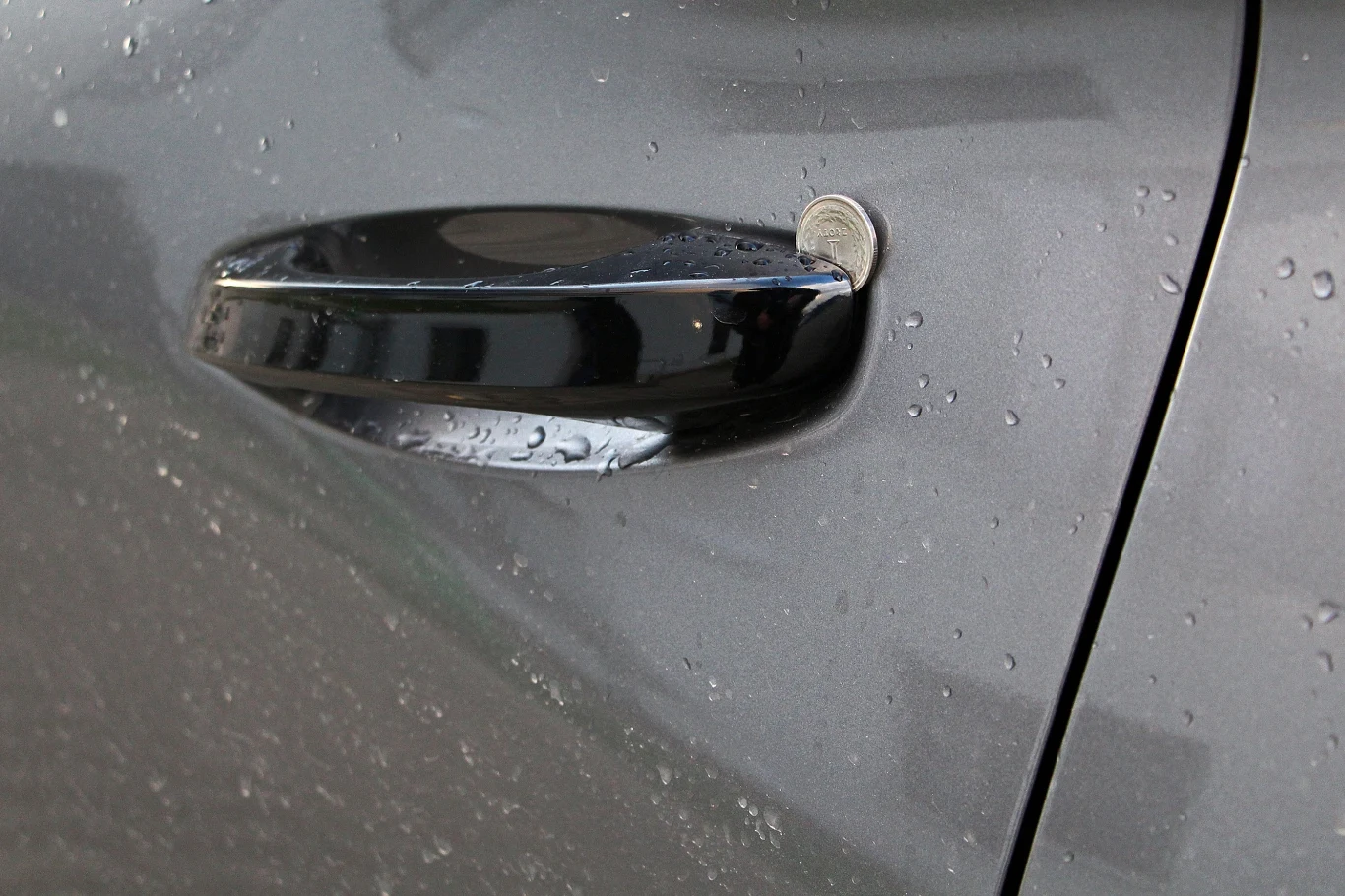 Złodzieje kradną samochody metodą na monetę Złodzieje kradną samochody metodą na monetę