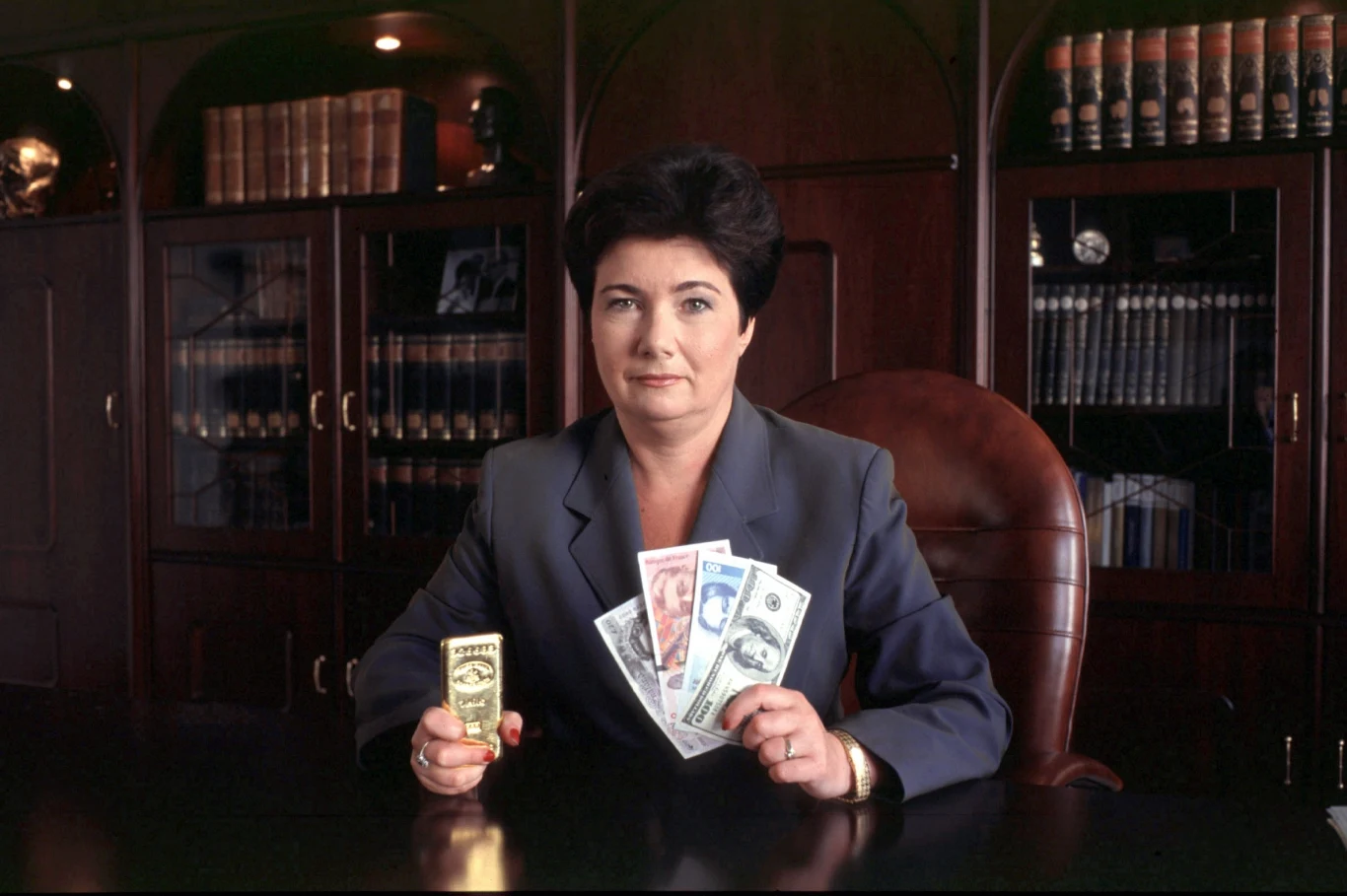 Hanna Gronkiewicz-Waltz z banknotami Hanna Gronkiewicz-Waltz z banknotami