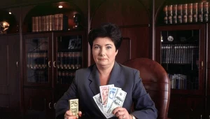 Hanna Gronkiewicz-Waltz z banknotami