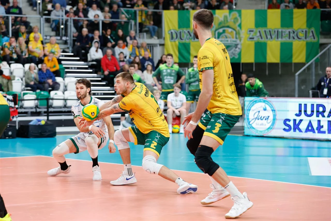Bartosz Kwolek (przyjmuje) i jego koledzy z Aluron CMC Warty Zawiercie