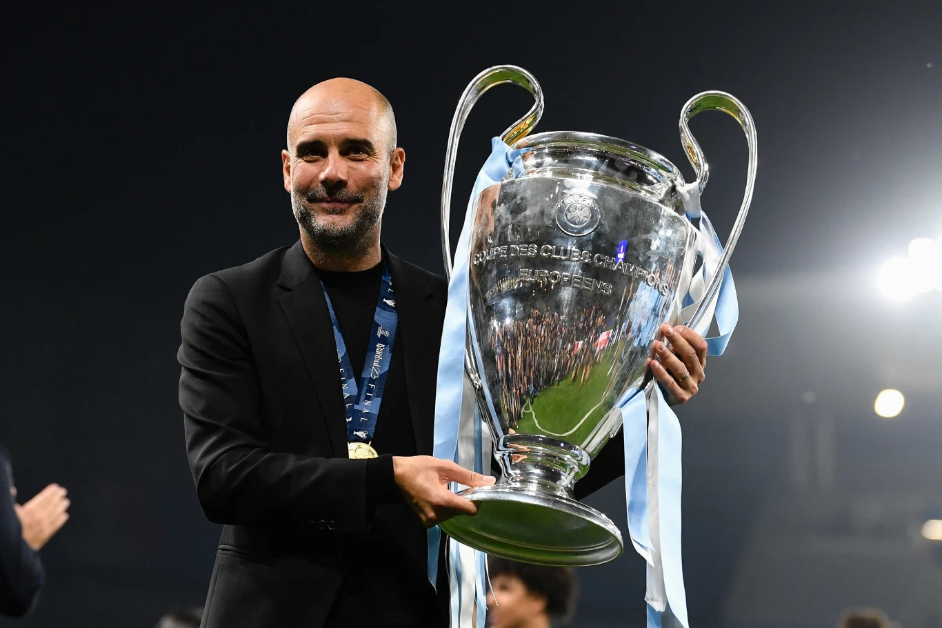 Josep Gaurdiola z trofeum za wygranie Ligi Mistrzów z City