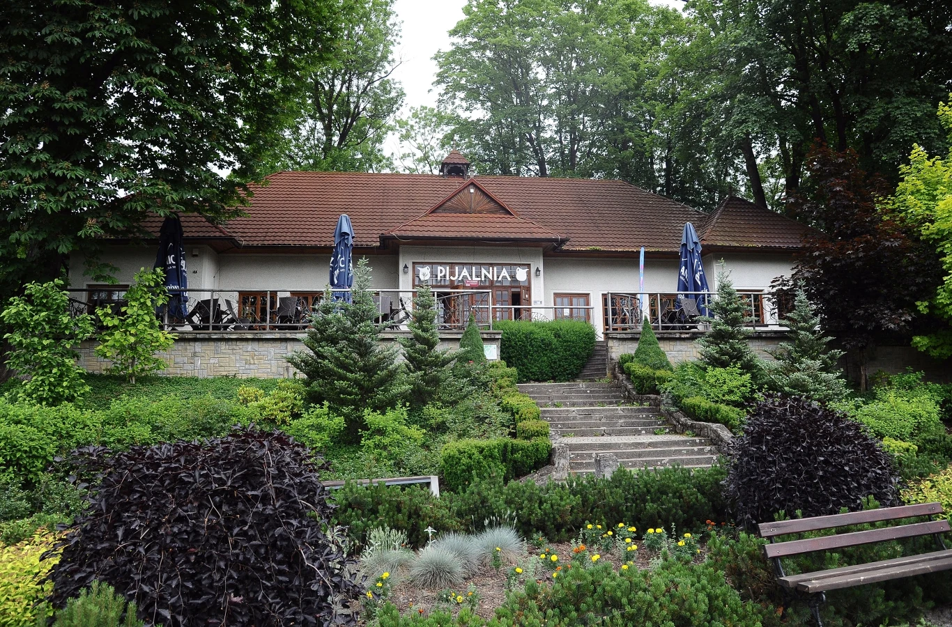 Przebywając w Łomnicy-Zdrój, warto zawitać do Piwnicznej, która jest cenionym uzdrowiskiem.