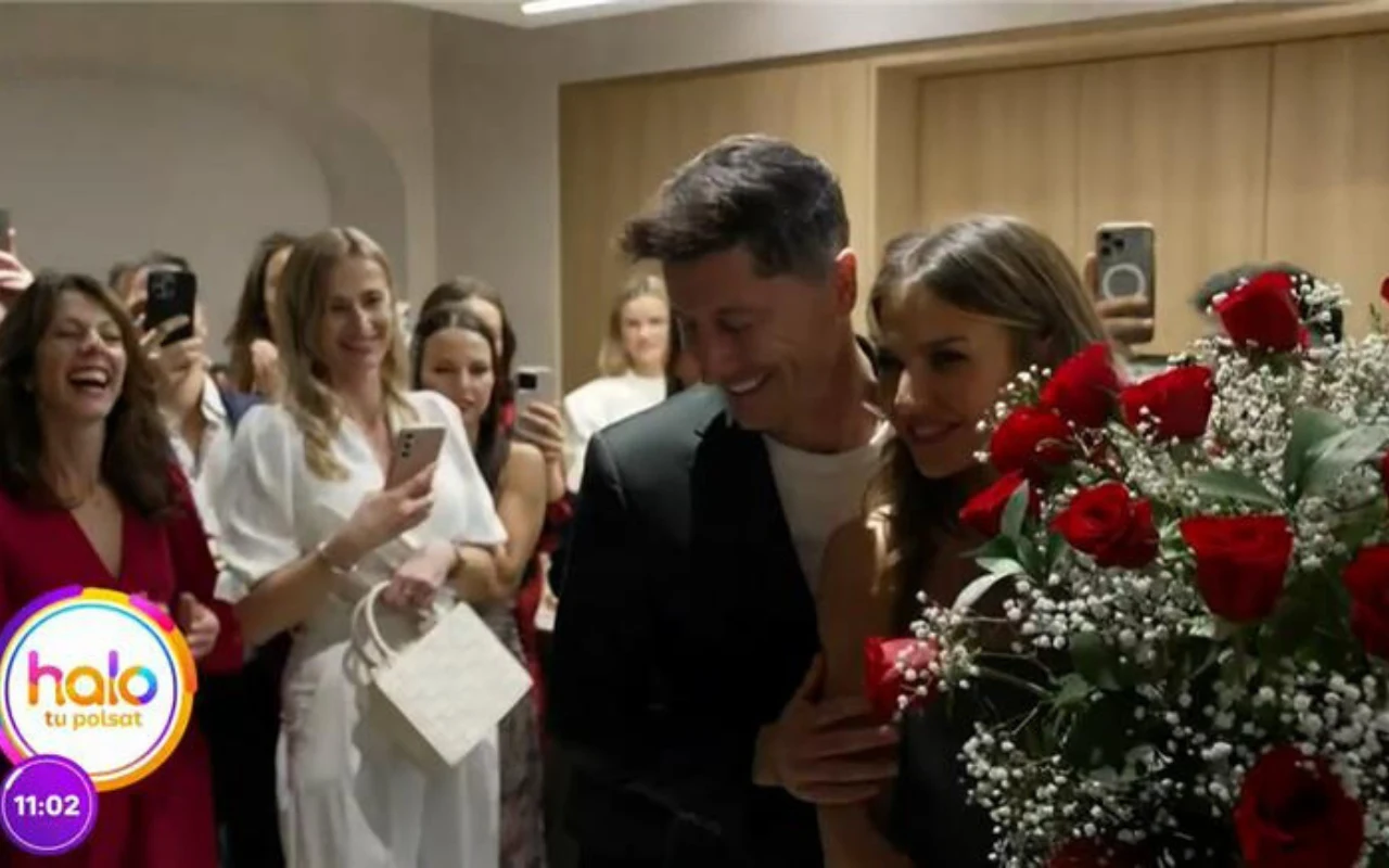 Robert Lewandowski wręcza Ani wielki bukiet kwiatów
