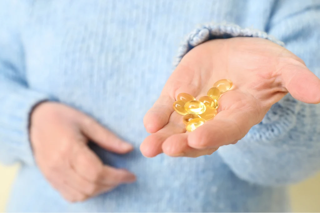 Jak objawia się niedobór witaminy D? Jakie objawy pojawiają się jako pierwsze, a co może dolegać nam później? Sprawdzamy Jak objawia się niedobór witaminy D? Jakie objawy pojawiają się jako pierwsze, a co może dolegać nam później? Sprawdzamy