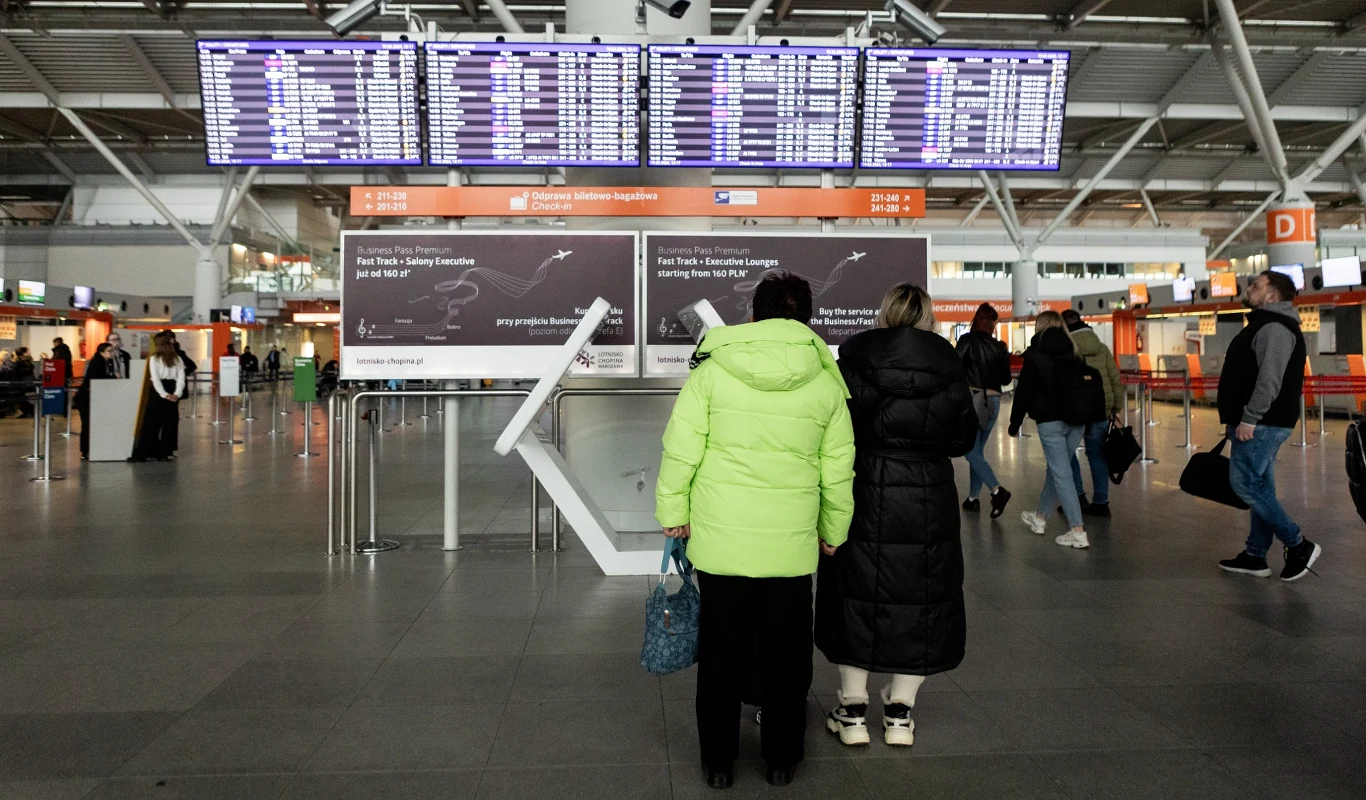 Na Lotnisku Chopina seniorzy nie muszą stać w kolejkach. To spore udogodnienie. 