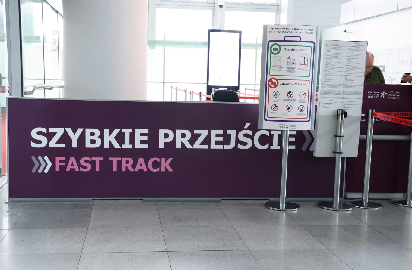 Lotnisko Chopina w Warszawie wprowadziło bezpłatny Fast Track dla seniorów. 