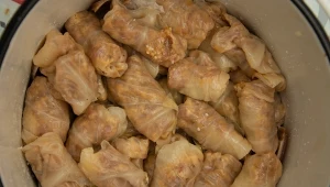 Przestań zawijać gołąbki. Sposobem mojej babci zrobisz je szybciej i lepiej