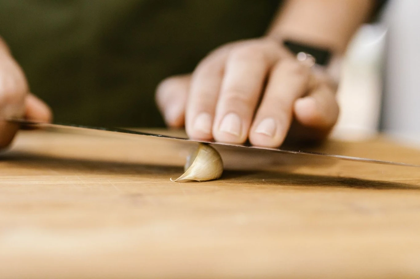 Najszybszy sposób na obranie czosnku to dociśnięcie go płaską stroną noża