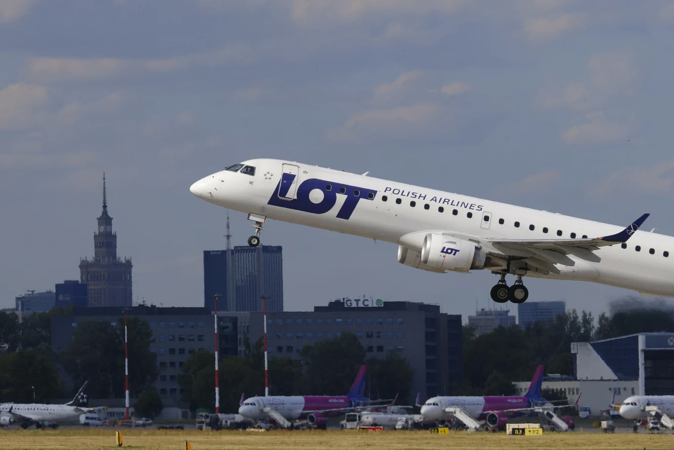 LOT uruchomi zimą połączenia z Okęcia do Marrakeszu, Stavanger, Rovaniemi i Malagi. Rozbudowa stołecznego Lotniska Chopina jest pilnie potrzebna. Ma ruszyć wiosną 2026 roku