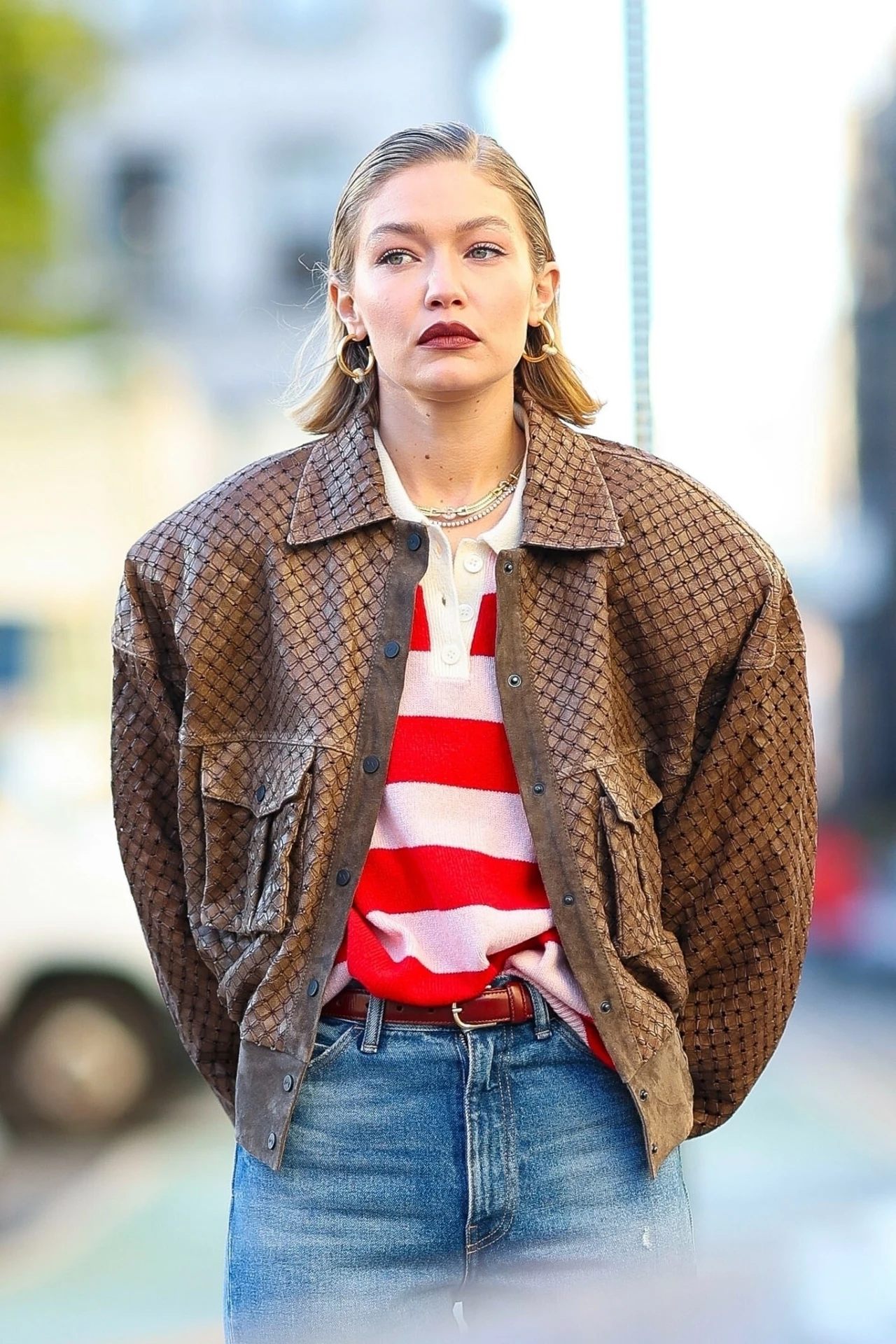 Gigi Hadid w modnej kurtce tej jesieni 